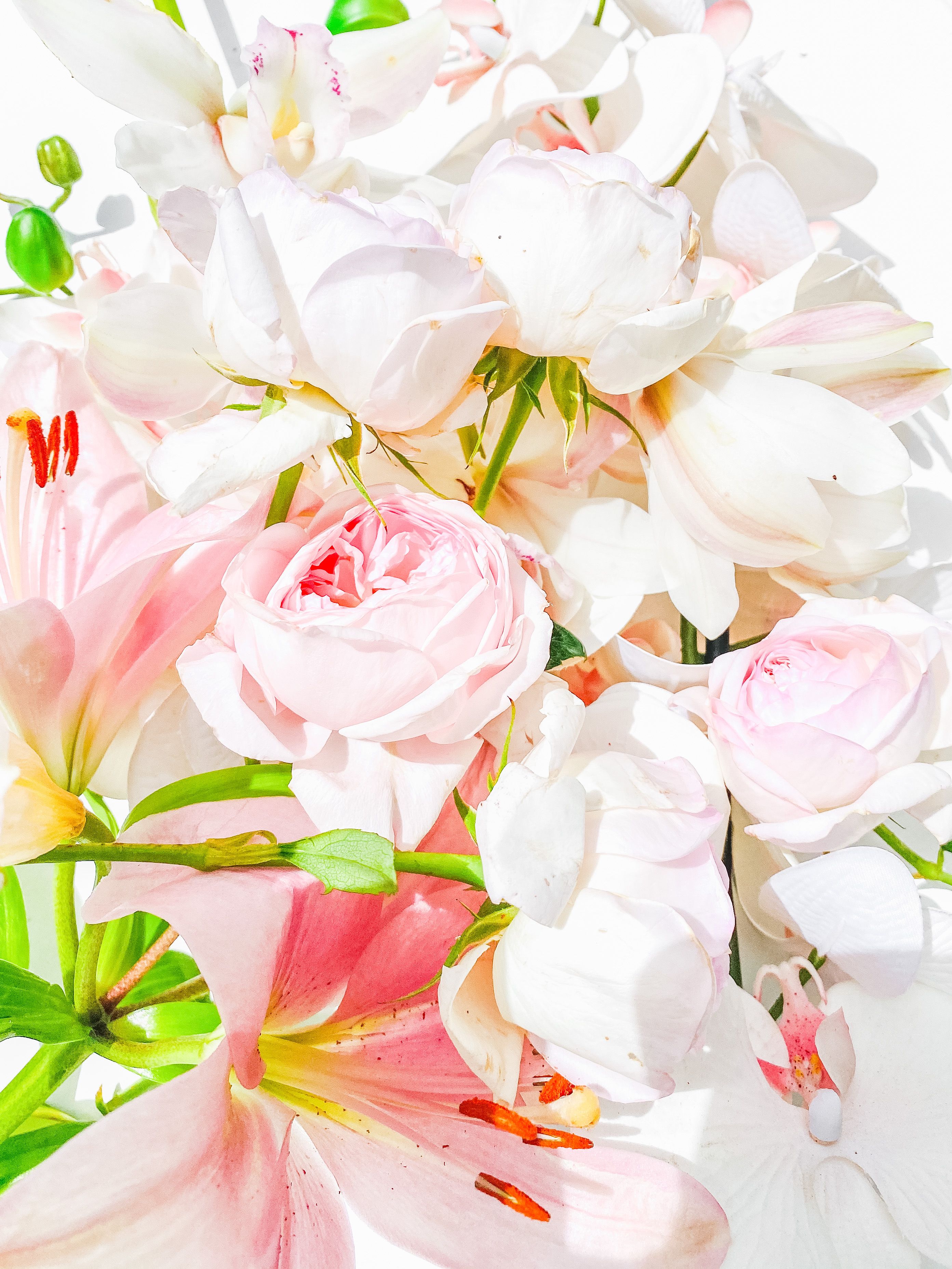 Fotografía de un ramo abundante de lirios y rosas